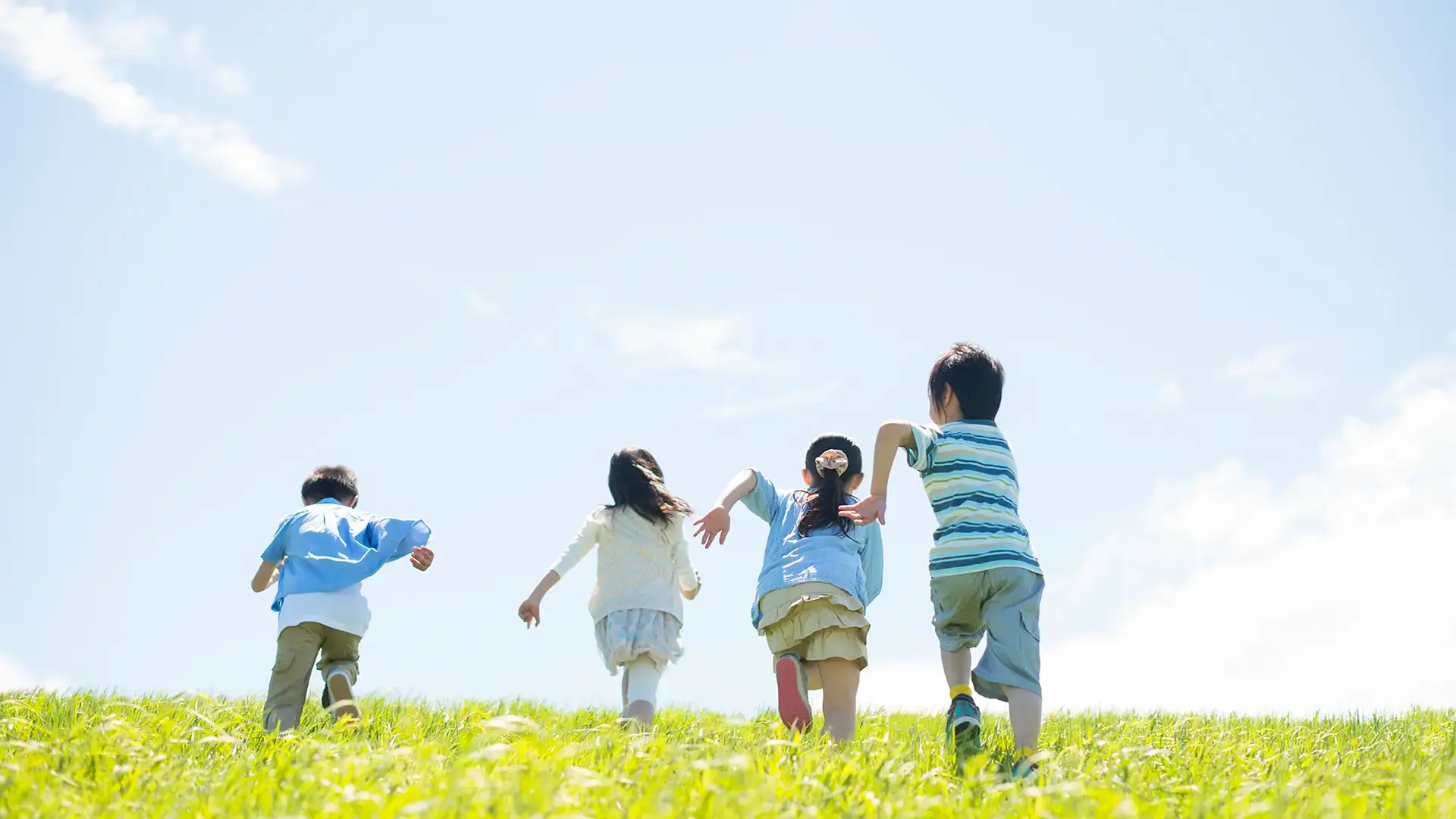 子供達が後ろ向きで走っている風景